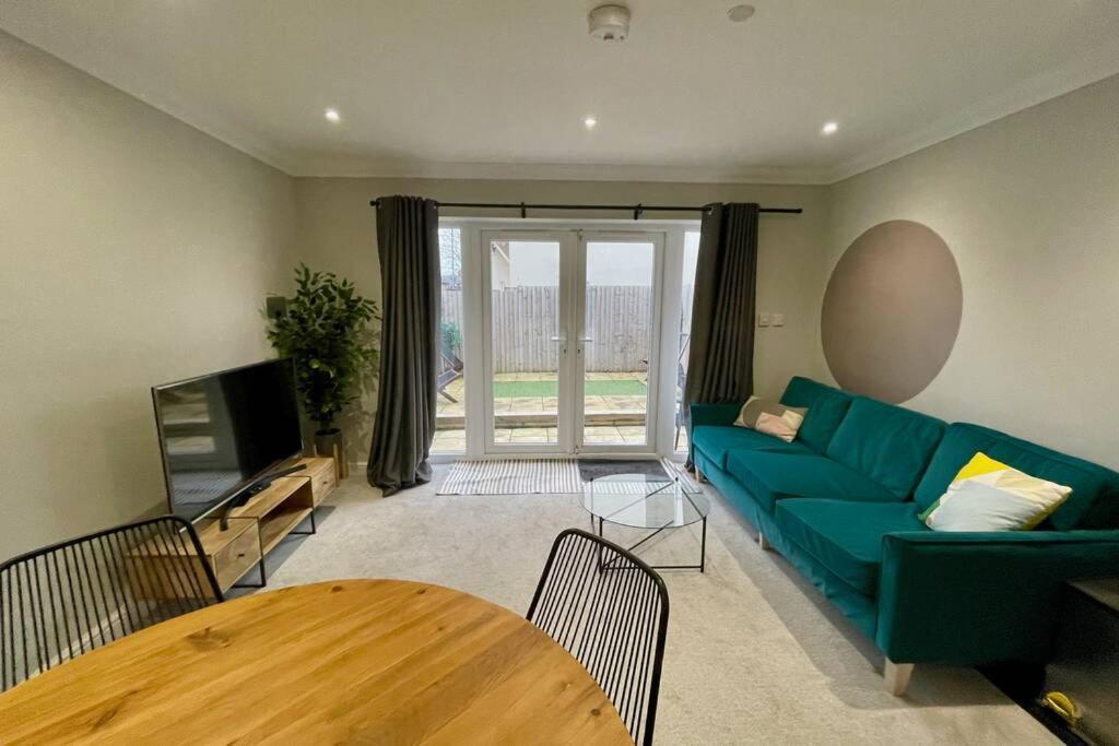 Stylish Modern Two Bedroom Apartment With Garden Cardiff Exterior photo